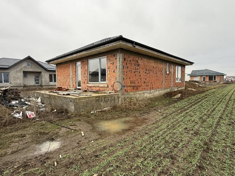 Casă individuală cu 4 camere cu Teren 400 Mp în Săbăreni