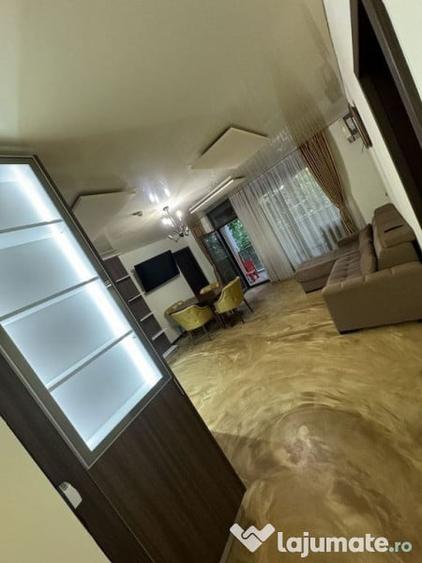 Apartament cu 3 camere semidecomandat, mobilat în Nord