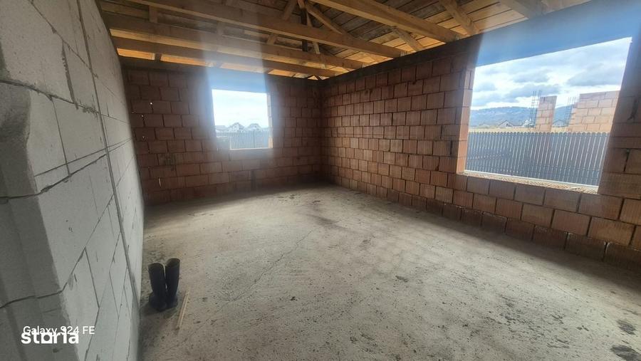 Casă cu 3 camere cu Teren 740 Mp în Dumbrava