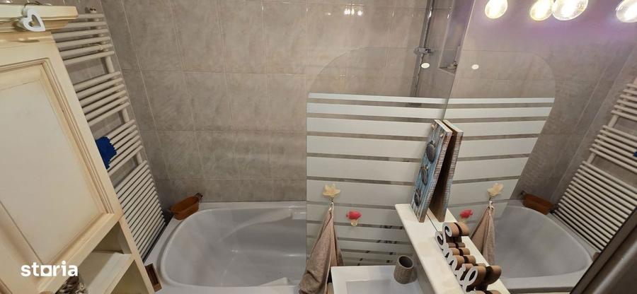 Apartament cu 3 camere decomandat în Astra