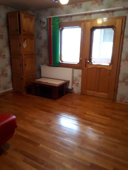 Apartament cu 3 camere semidecomandat, mobilat în Buzaului