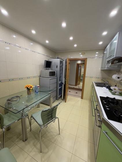 Apartament cu 3 camere decomandat în Splaiul Unirii