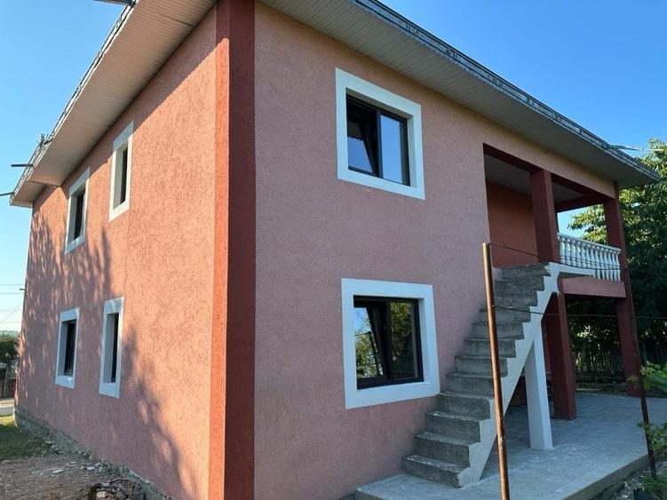 Casă individuală cu 8 camere cu Teren 1000 Mp în Bălușeni