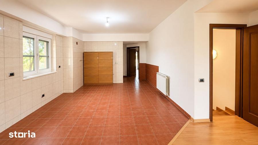 Casă cu 10 camere cu Teren 1300 Mp în Central