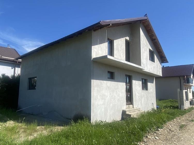 Casă cu 4 camere în Lazuri