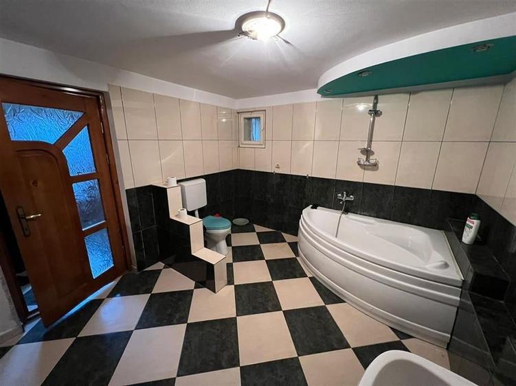Casă individuală cu 4 camere cu Canalizare în Obor