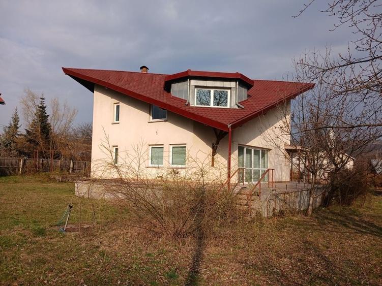Casă cu 4 camere în Central