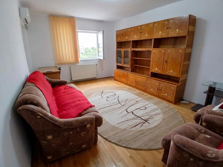 Apartament cu 3 camere decomandat, mobilat în Nicolina