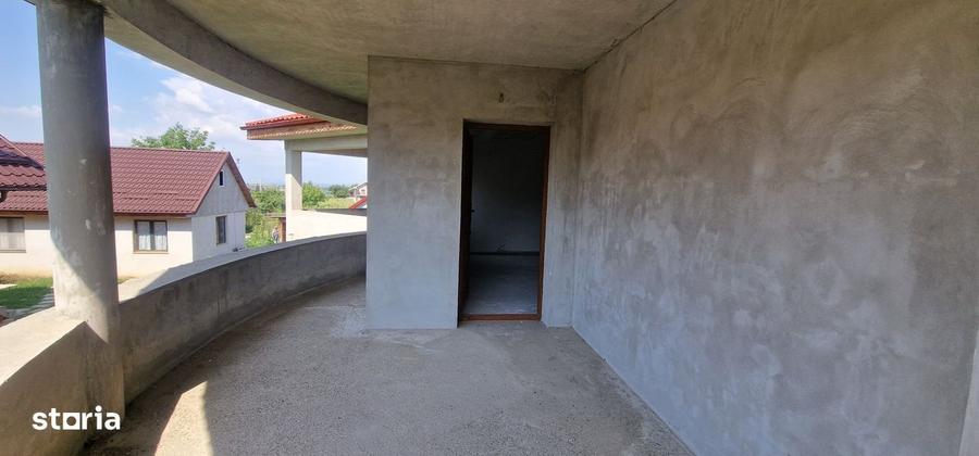 Casă cu 4 camere cu Teren 1860 Mp în Măgura