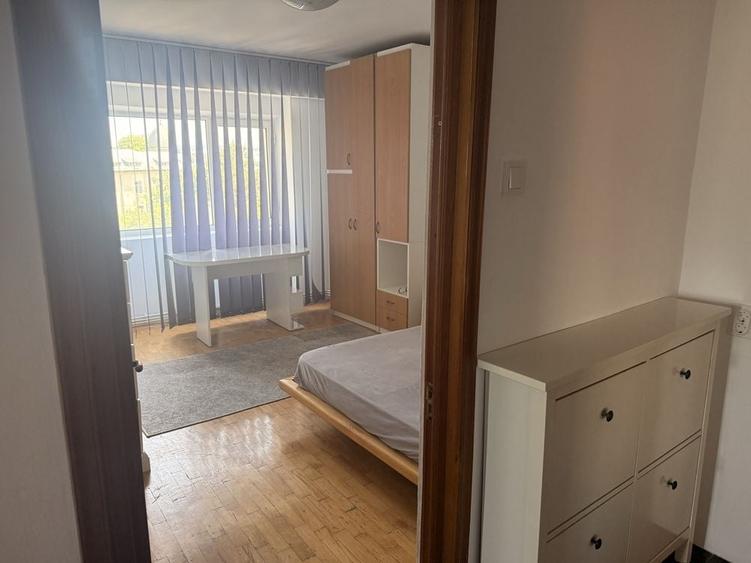Apartament cu 3 camere decomandat în Albești