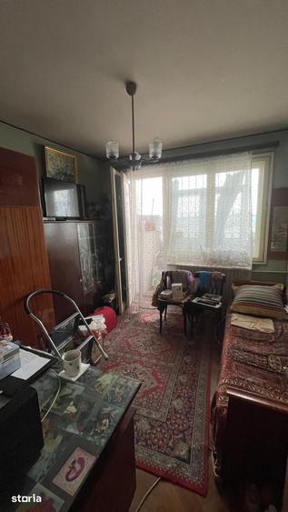 Apartament cu 3 camere semidecomandat în Gara de Nord