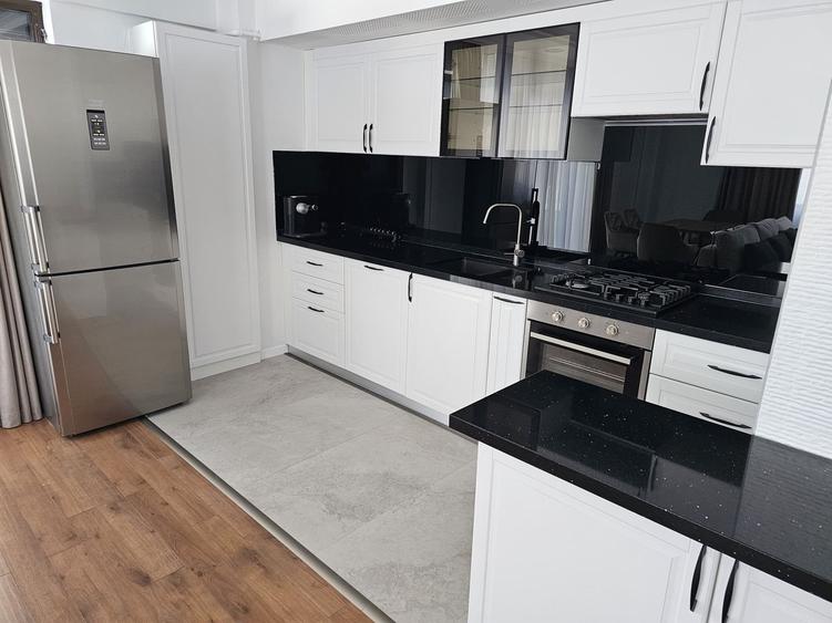 Apartament cu 3 camere decomandat, mobilat în Iancu Nicolae