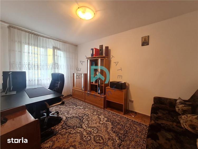 Apartament cu 3 camere semidecomandat în Astra