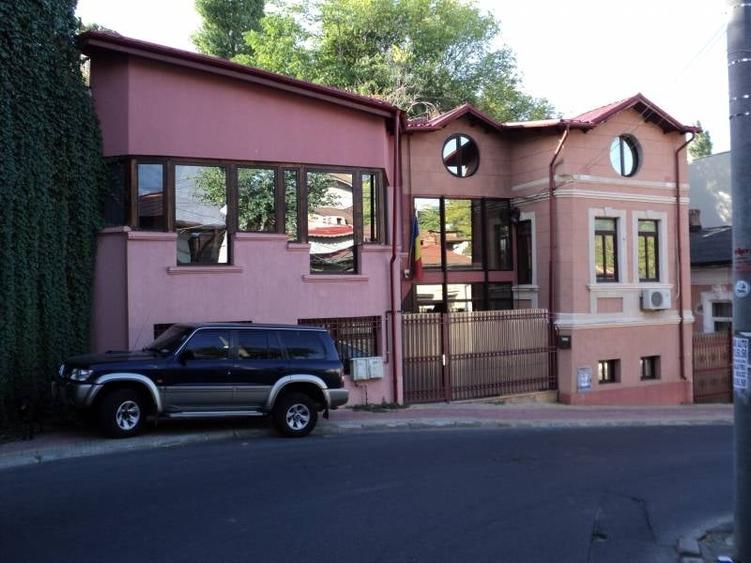 Casă individuală cu 6 camere cu Teren 175 Mp în Parcul Carol