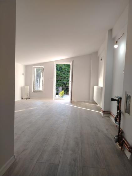 Inchiriez apartament cu o camera ,str Dambovitei ,34 mp ,la mansarda cu terasa de 30 mp! - 1