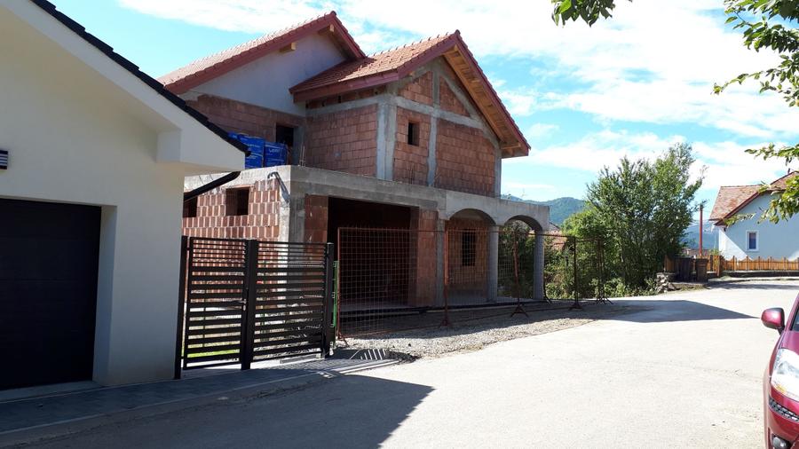 Casă individuală cu 4 camere cu Canalizare în Central