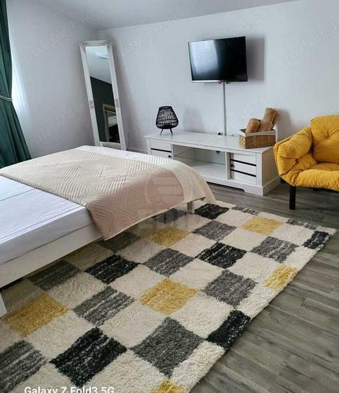 Apartament cu 3 camere semidecomandat în Florești