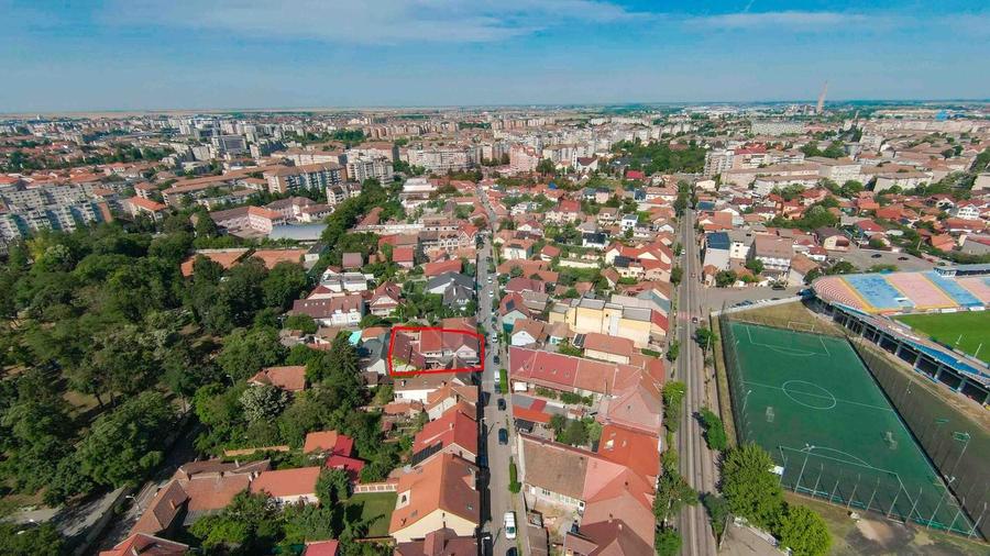 Casă individuală cu 15 camere cu Teren 380 Mp în Decebal