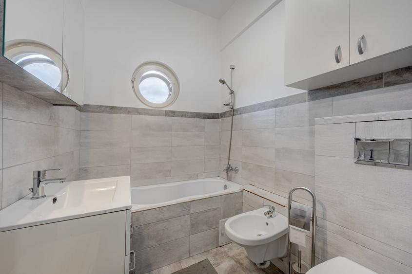 Apartament cu 3 camere semidecomandat în P-ța Unirii