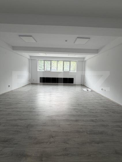 Spațiu comercial, de 329 mp, în Periferie