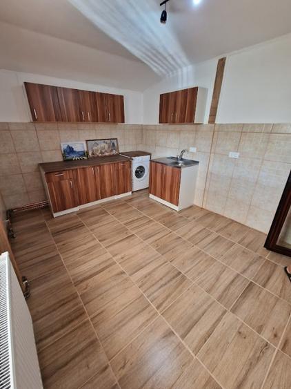 Casă individuală cu 8 camere cu Canalizare în Fratelia