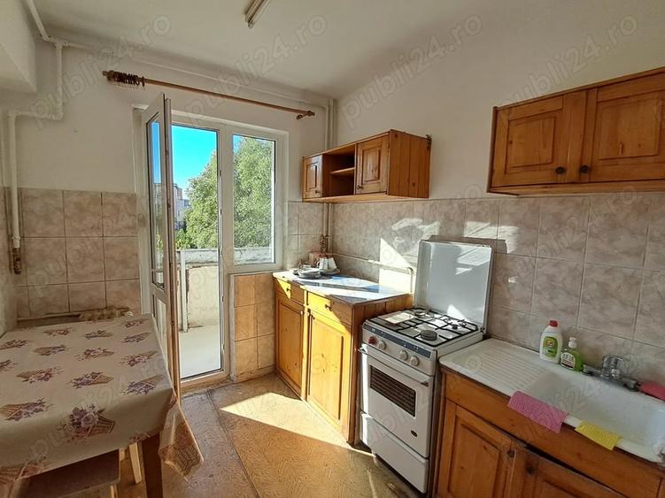 Apartament cu 3 camere decomandat în Mihai Bravu