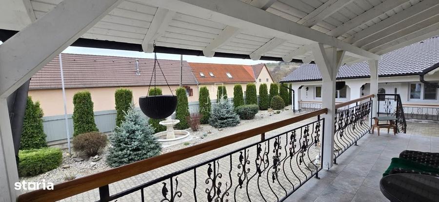 Casă cu 4 camere cu Teren 1734 Mp în Vânători