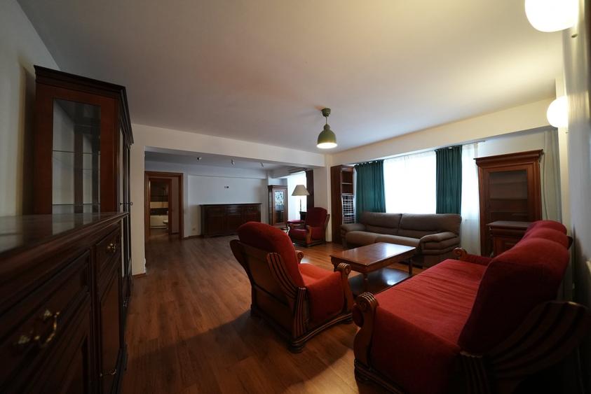 Apartament cu 4 camere decomandat, mobilat în Victoriei