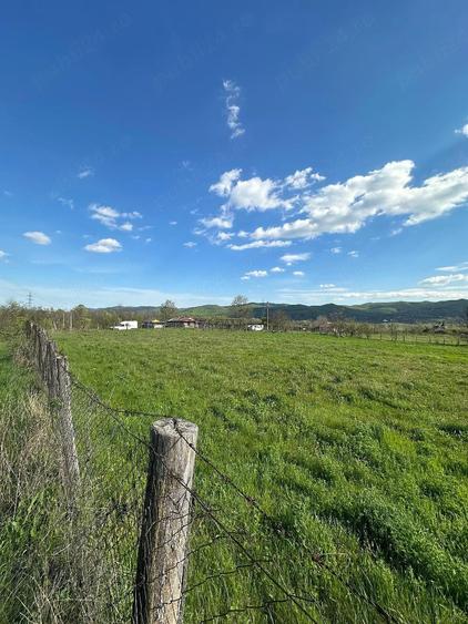 Teren de 2400 mp, în Robești