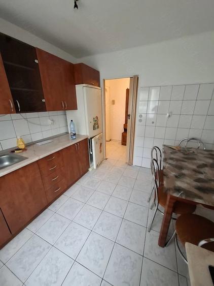 Apartament cu 3 camere semidecomandat în Govândari