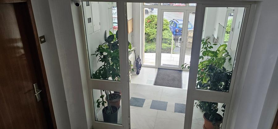 Apartament cu 3 camere semidecomandat, mobilat în Capitale