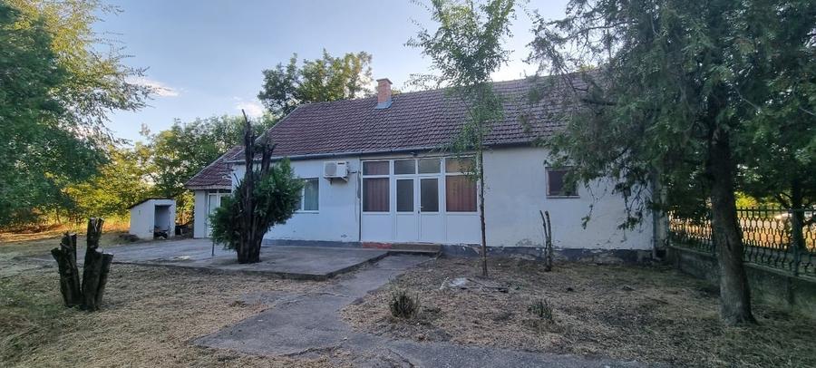 Casă individuală cu 3 camere cu Canalizare în Central