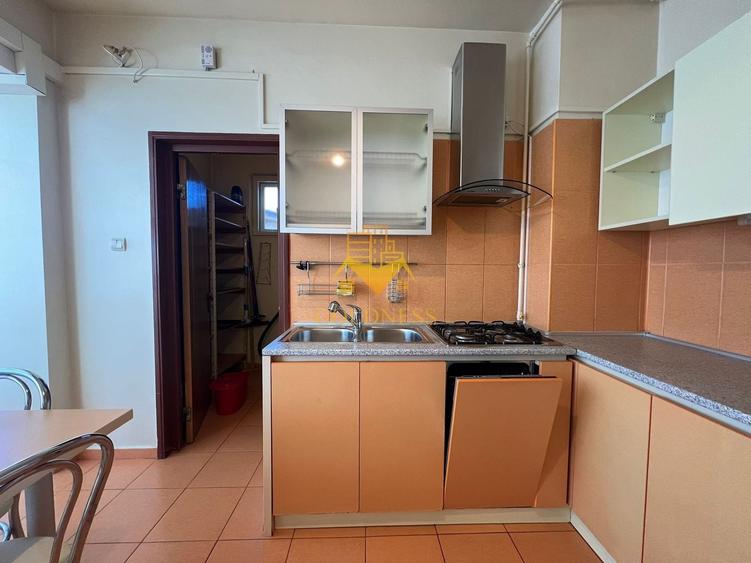 Apartament cu 3 camere decomandat, mobilat în Central