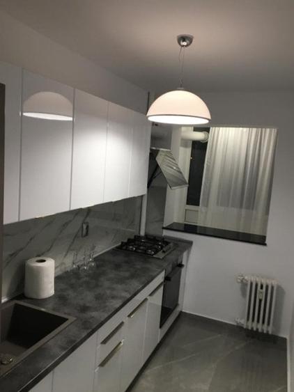 Apartament cu 2 camere semidecomandat în P-ța Victoriei