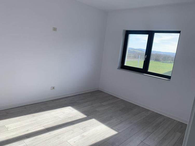 Casă cu 4 camere cu Teren 700 Mp în Valea Adâncă