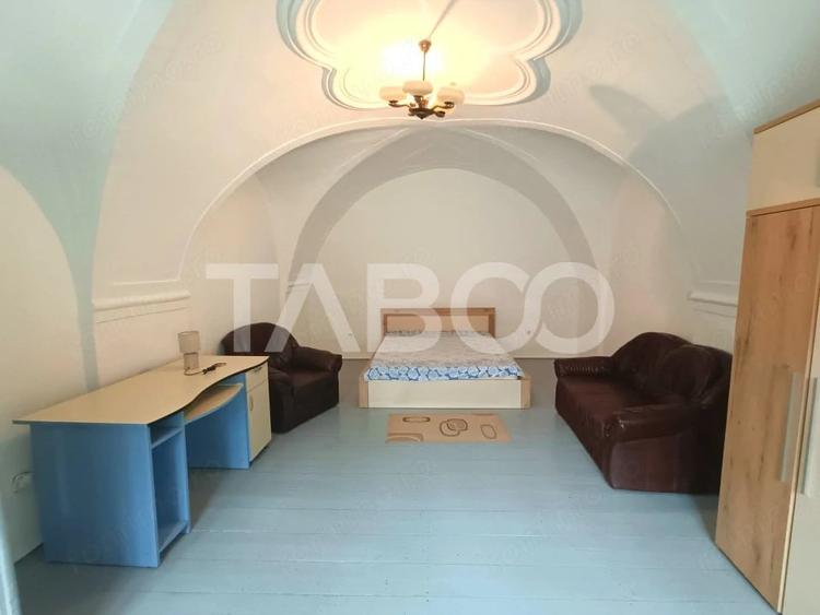 Apartament cu 3 camere semidecomandat în Orașul de Jos