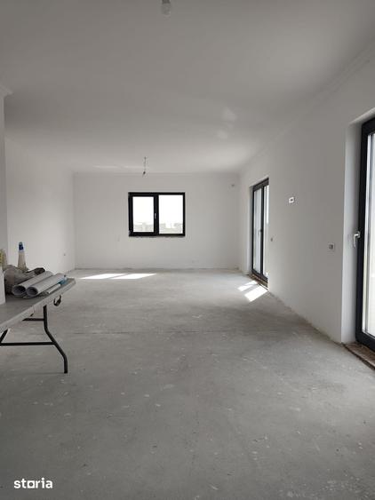 Casă cu 4 camere cu Teren 500 Mp în Săbăreni
