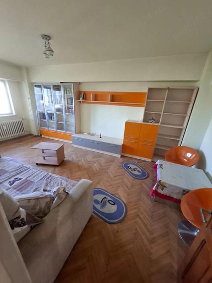 Apartament cu 3 camere decomandat în Calea București