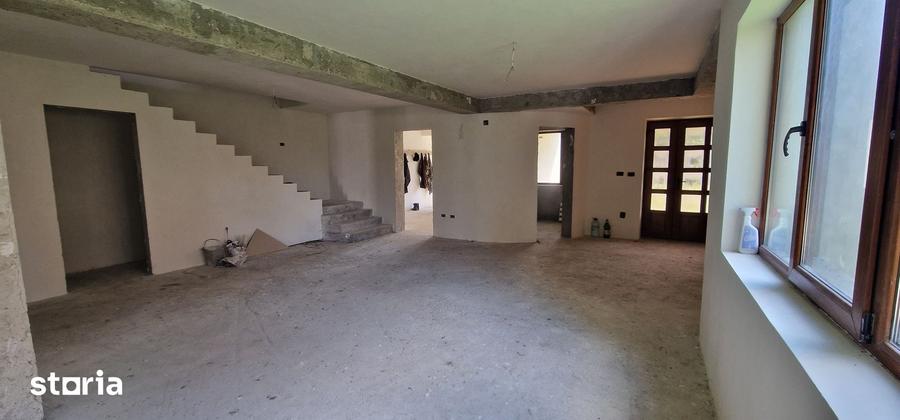 Casă cu 10 camere cu Teren 1860 Mp în Măgura
