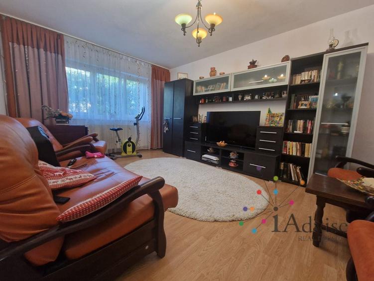 Apartament cu 3 camere decomandat în Tractorul