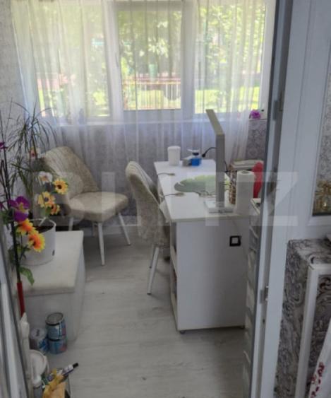 Apartament cu 3 camere semidecomandat în Podu Roș