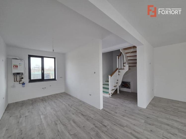 Duplex cu 4 camere cu Canalizare în Utvin