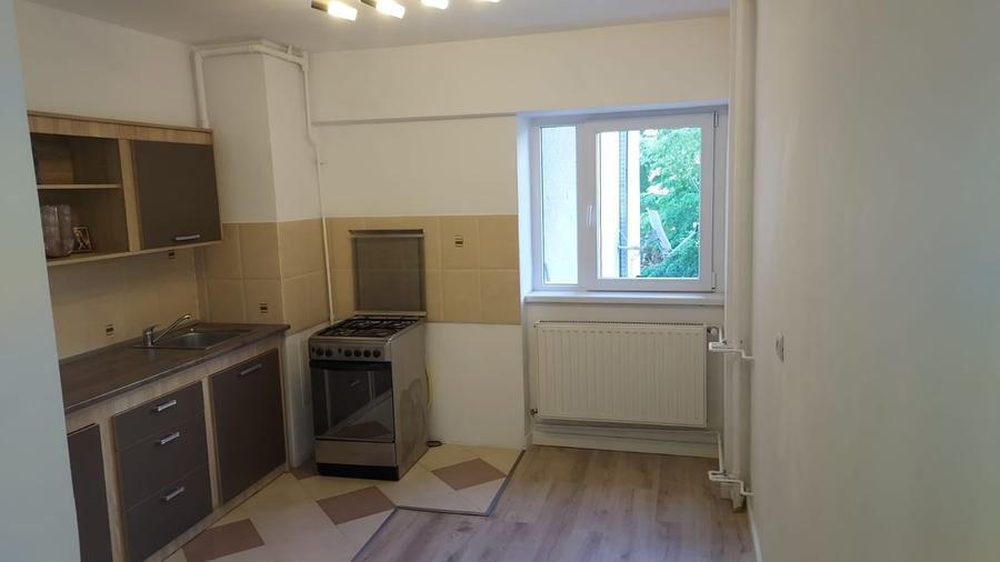 Apartament cu 4 camere decomandat în Tineretului
