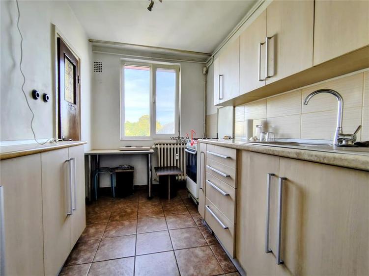 Apartament cu 3 camere decomandat, mobilat în Ozana