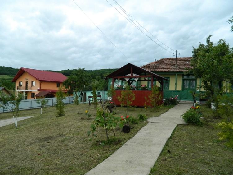 Casă cu 4 camere decomandat în Mogoșești