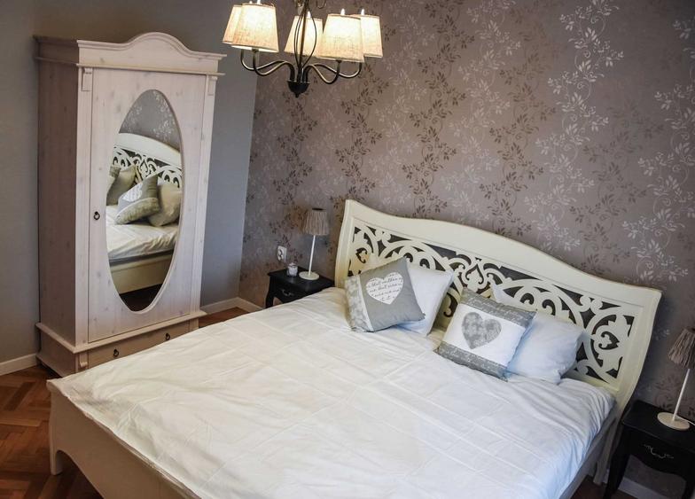 Apartament cu 3 camere decomandat în Exterior Vest
