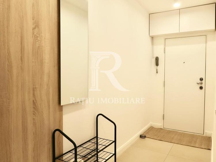 Apartament cu 3 camere semidecomandat, mobilat în Sud