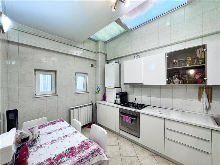 Apartament cu 4 camere semidecomandat, mobilat în Floreasca