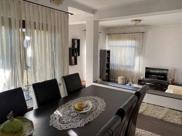 Casă individuală cu 9 camere cu Teren 521 Mp în Bucium