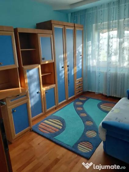 Apartament cu 3 camere decomandat în Craiovița Nouă
